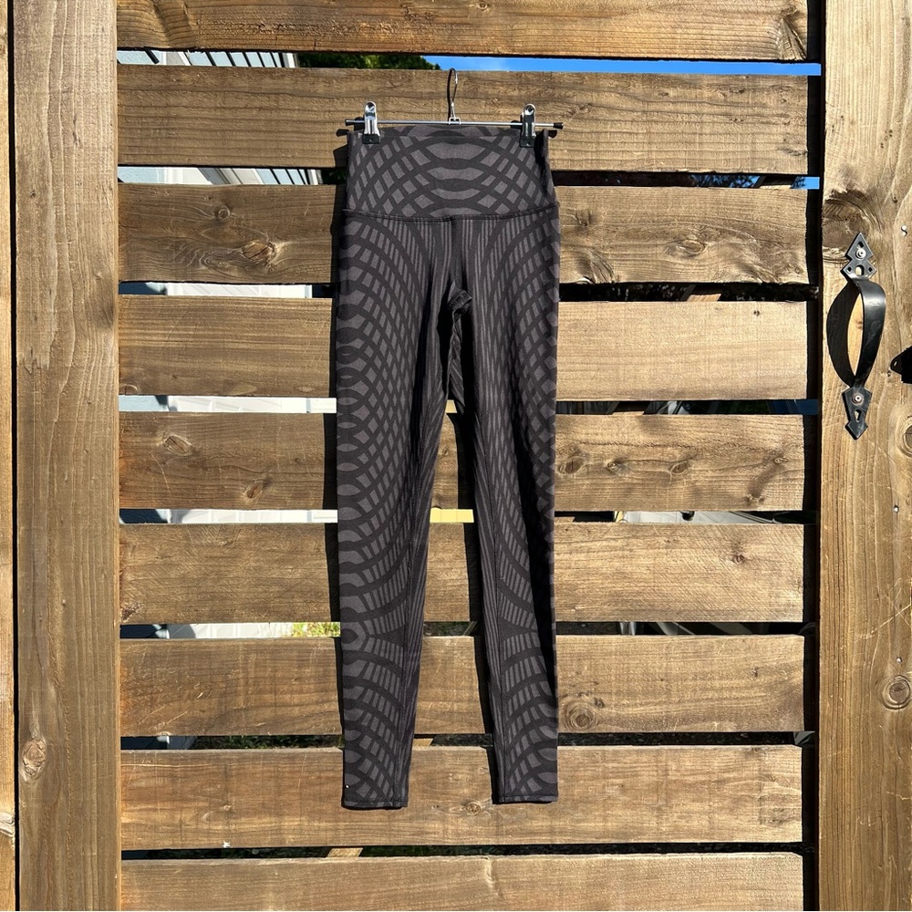 ALO Yoga High Waist Printed Airbrush Leggings in black/gray